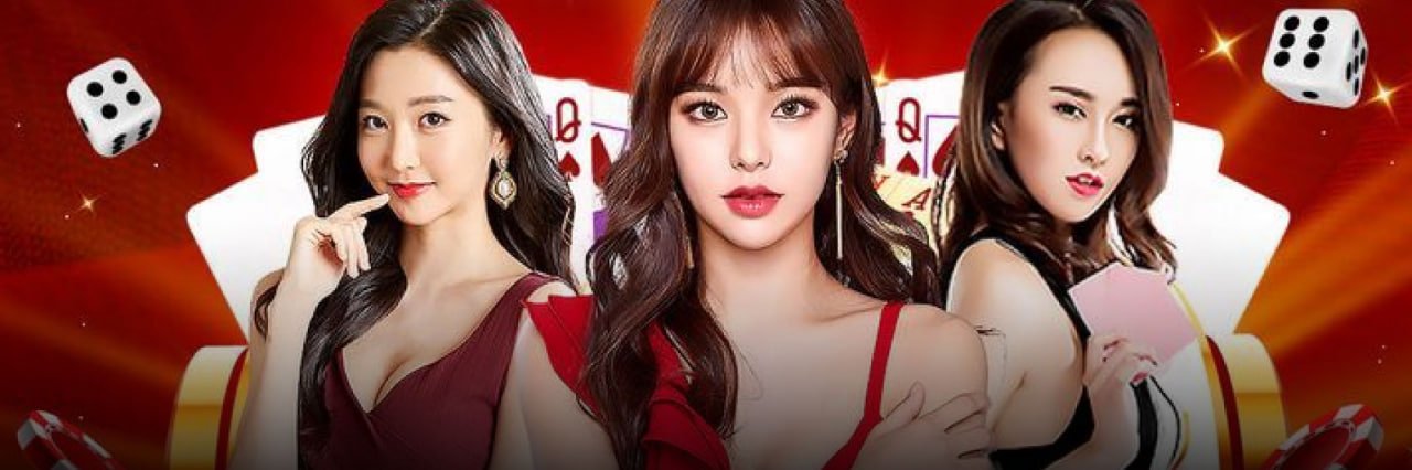 Dealer live casino tersenyum sambil membagikan kartu di meja permainan