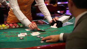 Pemain menikmati sesi live casino dengan dealer profesional dan teknologi streaming mutakhir